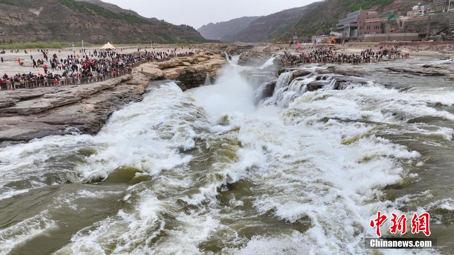 清明假期陕西黄河壶口瀑布现清瀑飞流 壮美景观引游人
