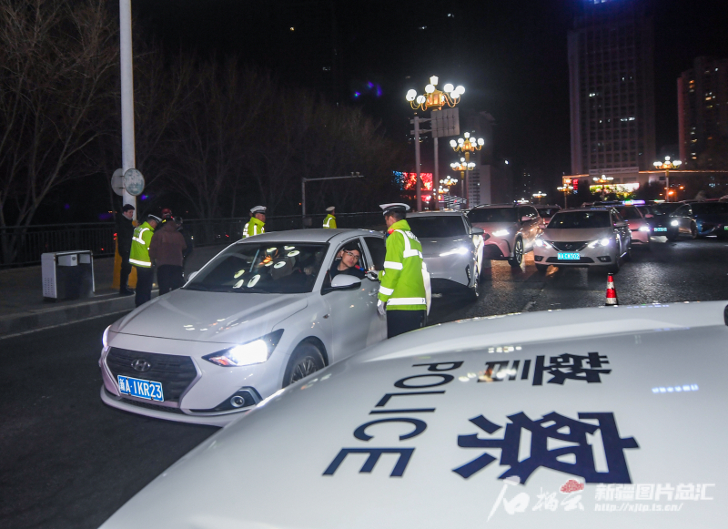 交警夜查酒驾守护“平安路”