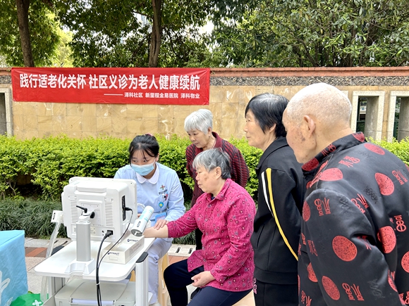 重庆渝北：两路街道社区义诊 为老人健康续航