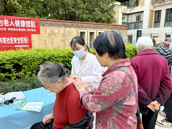 重庆渝北：两路街道社区义诊 为老人健康续航
