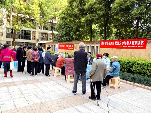 重庆渝北：两路街道社区义诊 为老人健康续航