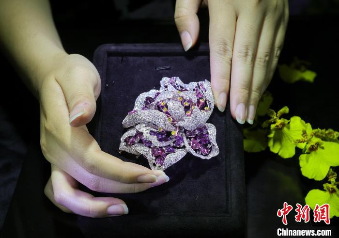 消博会探馆:珠光宝气闪耀 消博会探馆:珠光宝气闪耀