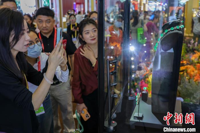 消博会探馆:珠光宝气闪耀