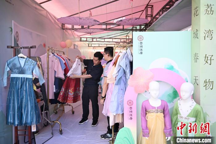 “花城春天·荔湾好物”市集活动在穗开市 “花城春天·荔湾好物”市集活动在穗开市