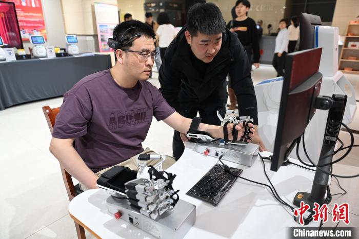 呼和浩特：民众体验脑机接口助残产品