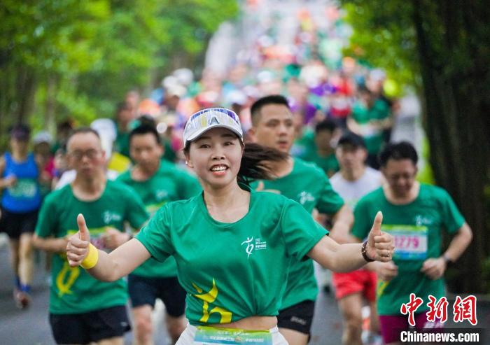 湖南怀化安江半马激情开跑 3000跑友丈量“杂交水稻发源地”