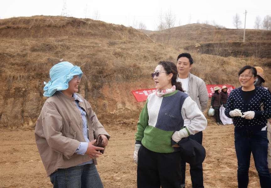 党建红播撒希望 科技绿滋养药香