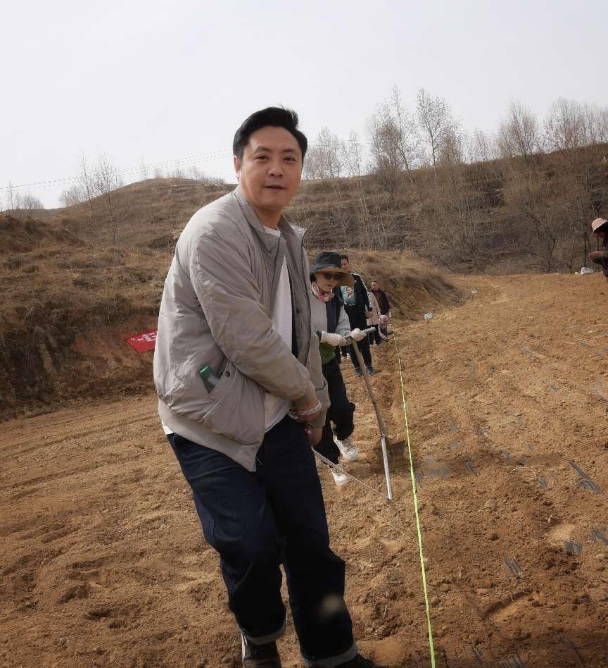 党建红播撒希望 科技绿滋养药香