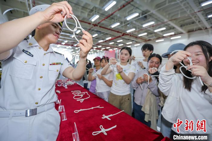 海南舰首次面向中国内地公众开放