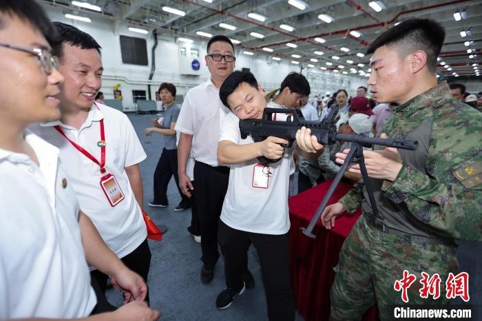 海南舰首次面向中国内地公众开放