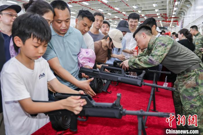 海南舰首次面向中国内地公众开放