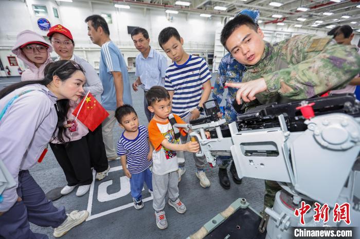 海南舰首次面向中国内地公众开放