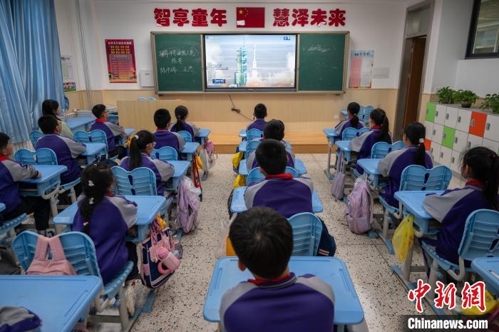 山西太原：小学生观看神舟二十号载人飞船发射