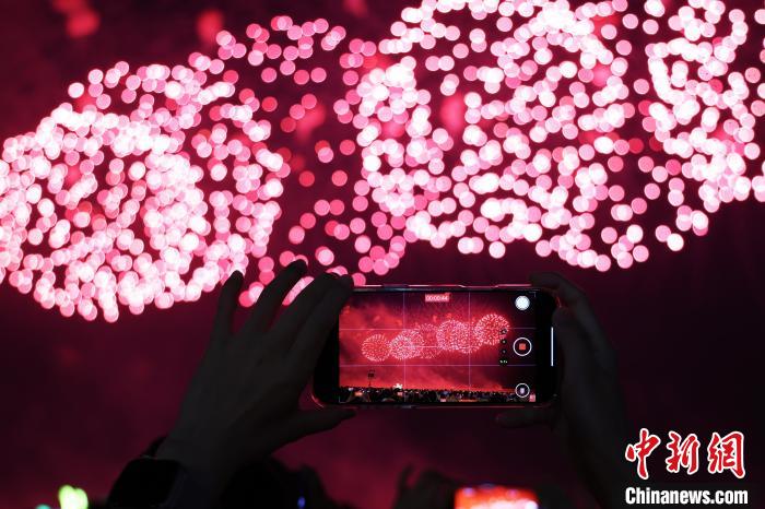 上海金山城市沙滩上演烟花盛宴 上海金山城市沙滩上演烟花盛宴