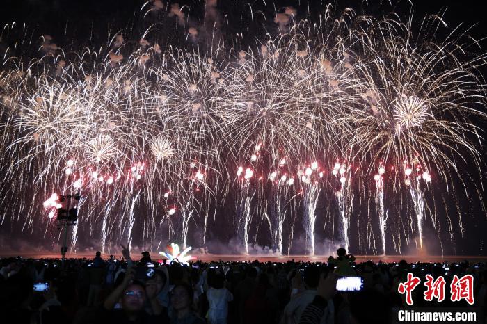 上海金山城市沙滩上演烟花盛宴