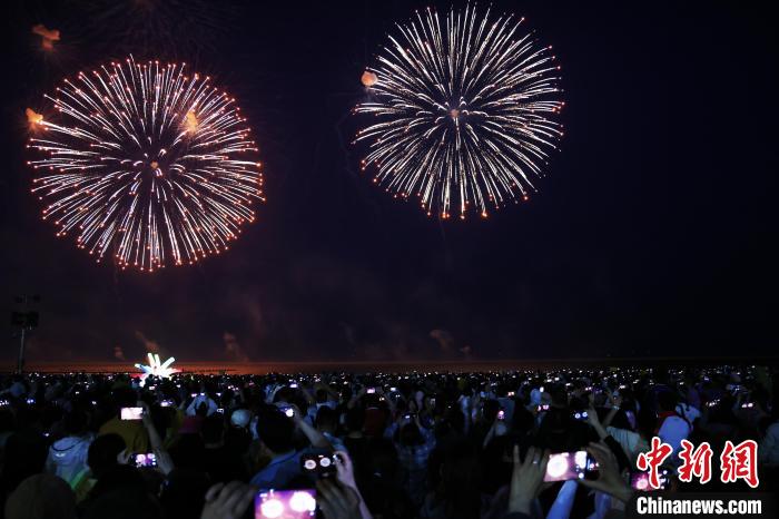 上海金山城市沙滩上演烟花盛宴