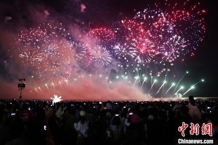上海金山城市沙滩上演烟花盛宴