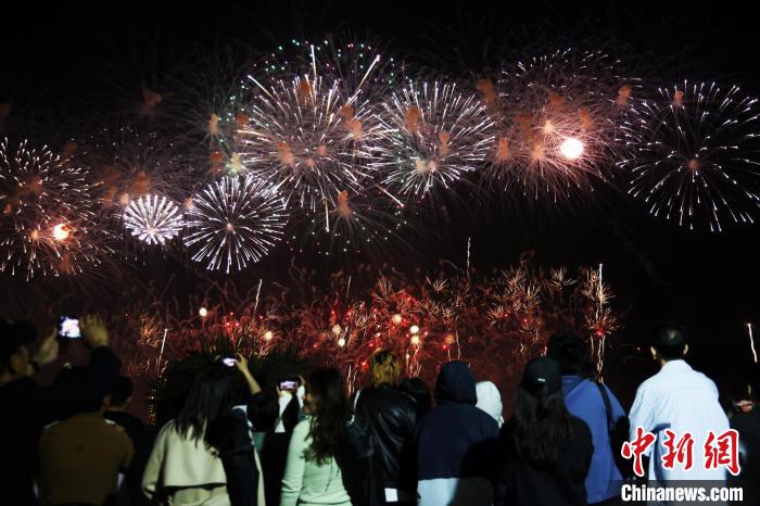 上海金山城市沙滩上演烟花盛宴
