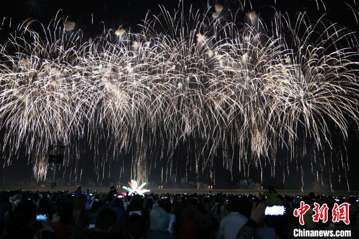 上海金山城市沙滩上演烟花盛宴
