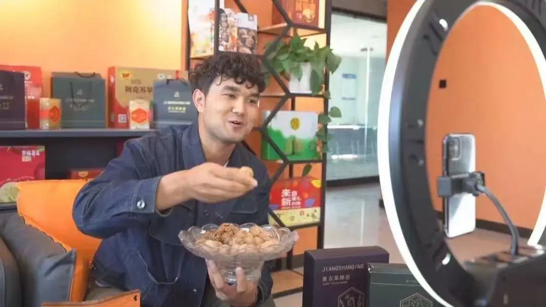 天山脚下共筑中国梦