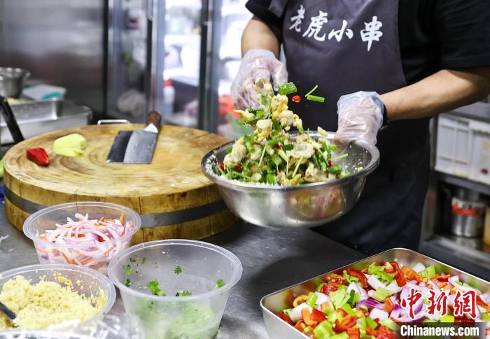 辽宁丹东:炭火上的魅力织就独特边境风味 辽宁丹东:炭火上的魅力织就独特边境风味