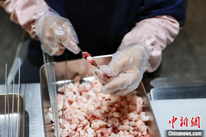 辽宁丹东:炭火上的魅力织就独特边境风味