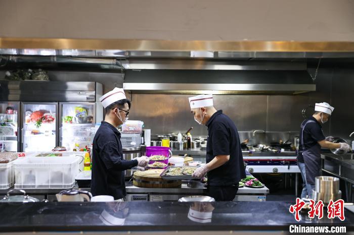 辽宁丹东:炭火上的魅力织就独特边境风味