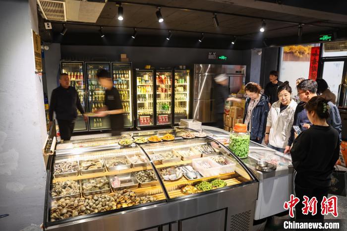 辽宁丹东:炭火上的魅力织就独特边境风味