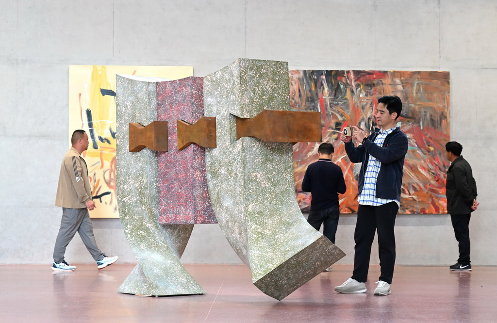 河北赞皇:深入推进文旅融合发展 5月7日,游客在赞皇县岩美术馆参观。