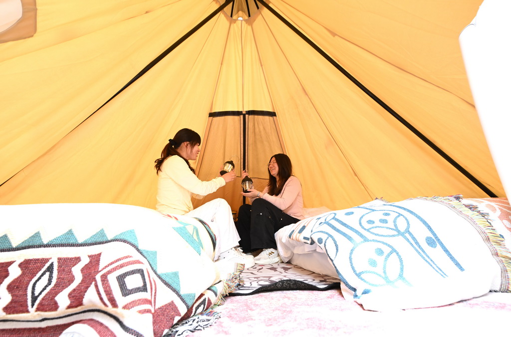 河北赞皇:深入推进文旅融合发展 5月7日,游客在赞皇县大凡露营基地的露营帐篷内聊天。