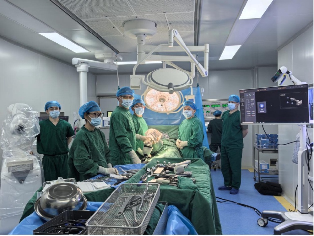 全国首例！ 重庆医生为患者实施机器人辅助生物型全膝关节置换术