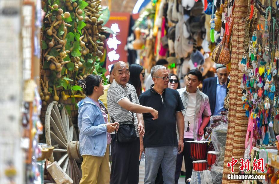 新疆各地旅游市场升温