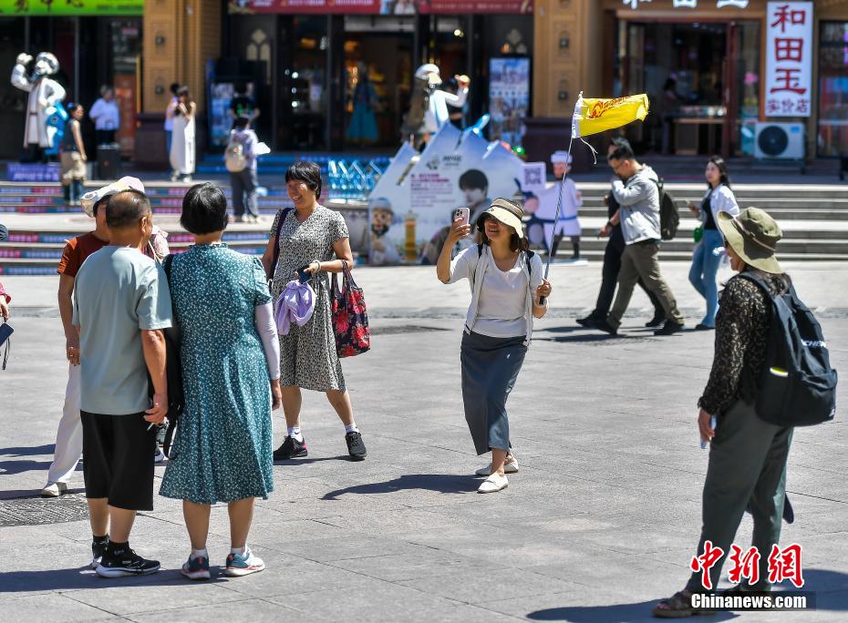 新疆各地旅游市场升温