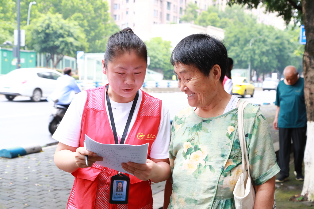 老年乘客坐车关注啥？这条公交线进小区听建议