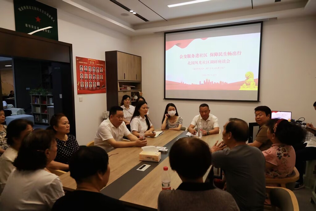 老年乘客坐车关注啥？这条公交线进小区听建议