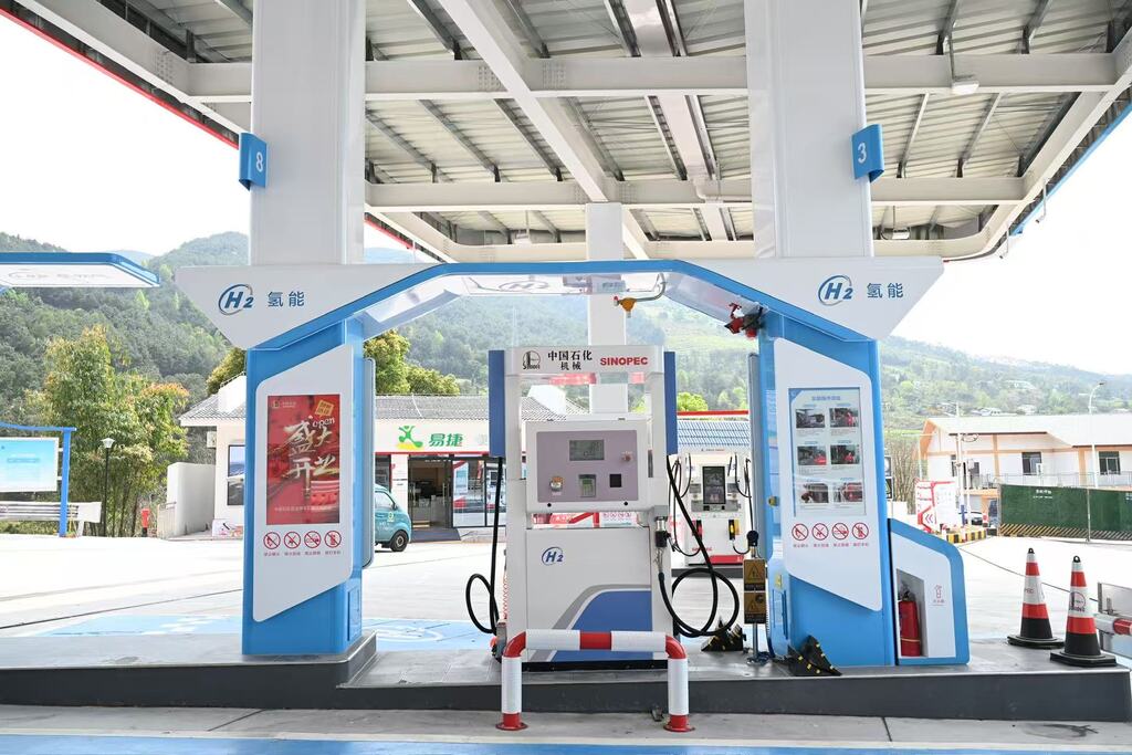重庆高速首座全业态补能停车区来了 加氢、加油、加气、充电都可以