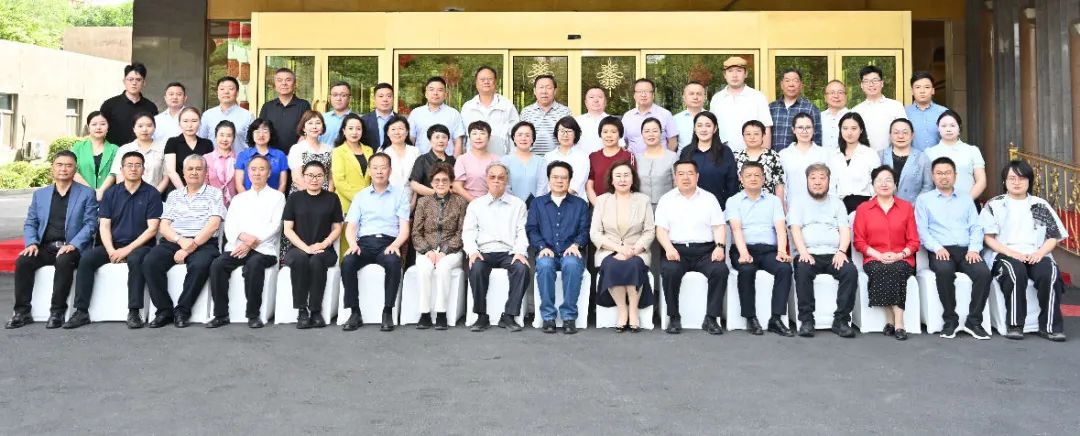 深化文化润疆实践 共话文学时代价值 | 王蒙《在伊犁》研讨会在乌举行
