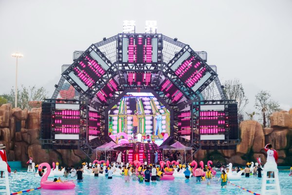 夏日文旅新地标 来重庆璧山梦界水世界感受“水+烟花”新体验