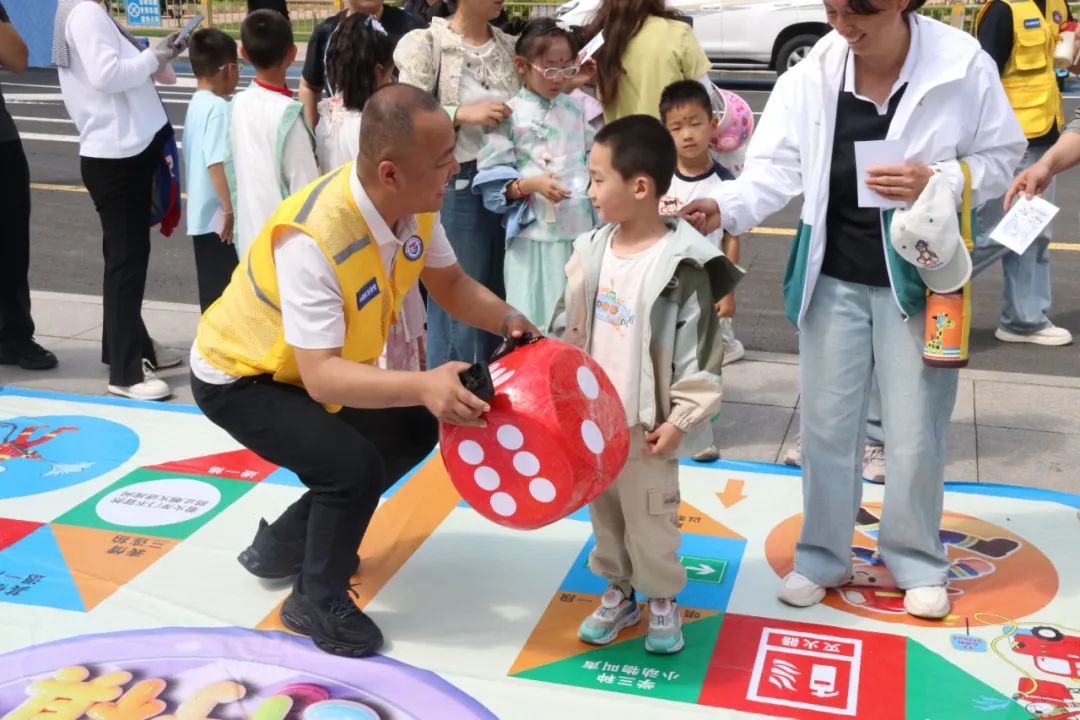 “粽”享“六一”时光 安全唱出“好戏”——鄂尔多斯市举行2025年“安全生产月”主题宣传活动侧记 微信图片_20250601204834.jpg