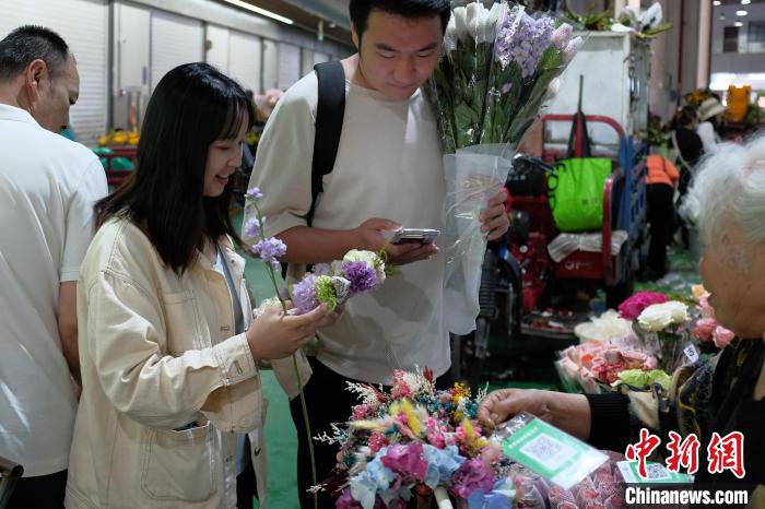 昆明斗南花市端午假期人气旺 昆明斗南花市端午假期人气旺