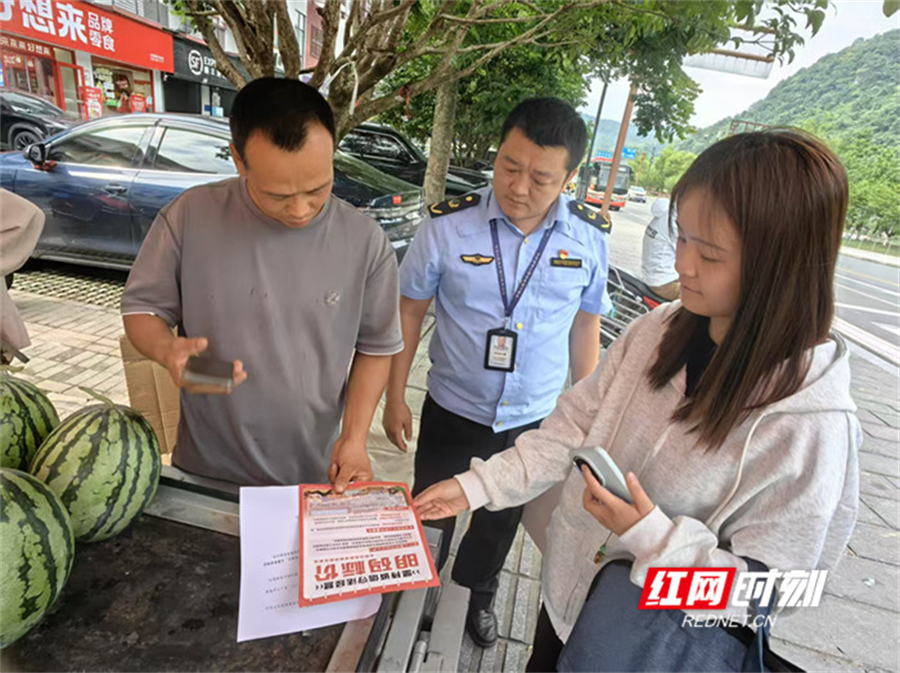 武陵源区:引导摊贩诚信经营 筑牢景区食安防线 ed993e0011b20b8ac59ccfa835eebae.jpg