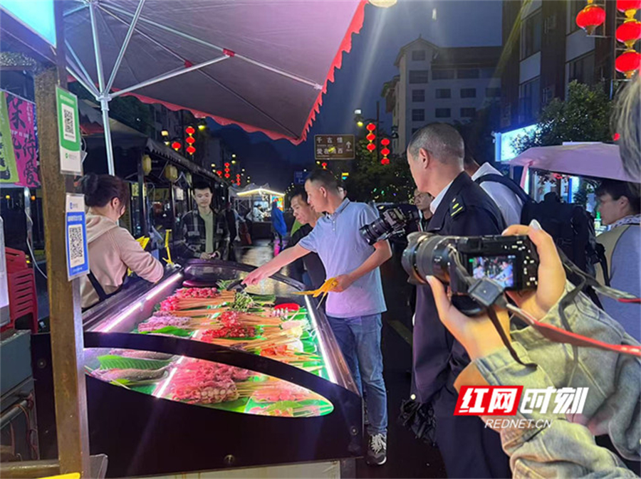 武陵源区:引导摊贩诚信经营 筑牢景区食安防线 640206a5c090d2dbba12e9d2c4c3fd6.jpg