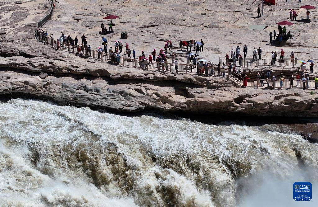 夏日壶口瀑布奔腾壮美