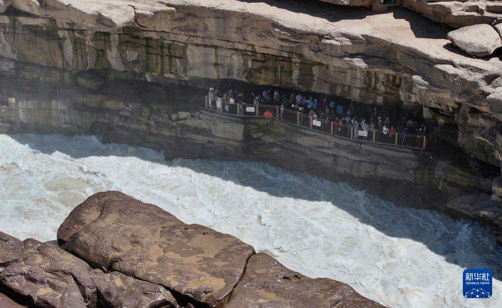 夏日壶口瀑布奔腾壮美