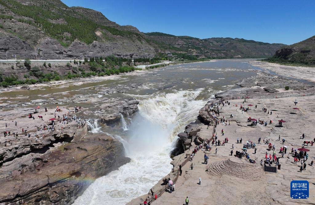 夏日壶口瀑布奔腾壮美