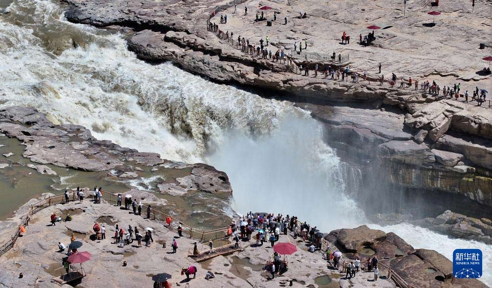 夏日壶口瀑布奔腾壮美