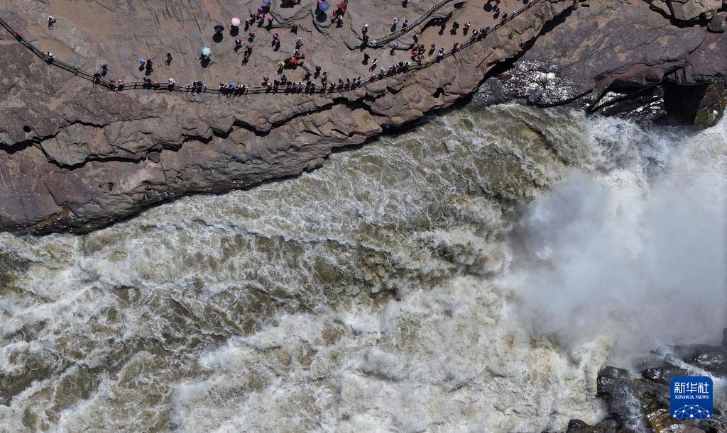 夏日壶口瀑布奔腾壮美