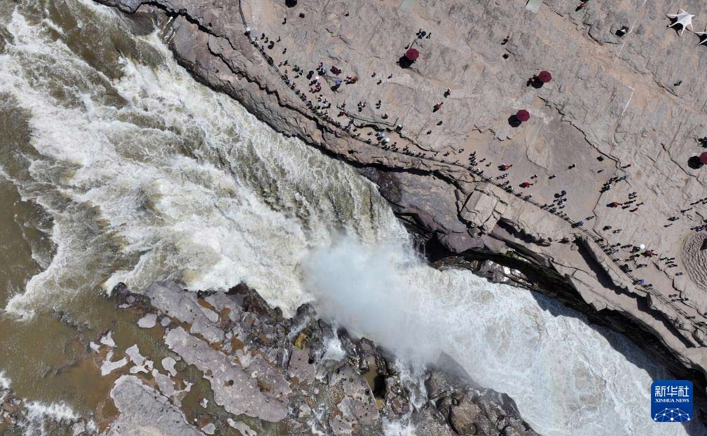 夏日壶口瀑布奔腾壮美