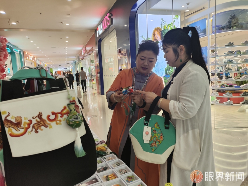 当皮影戏遇上航模炫技 商场里的社科活动“嗨”翻天