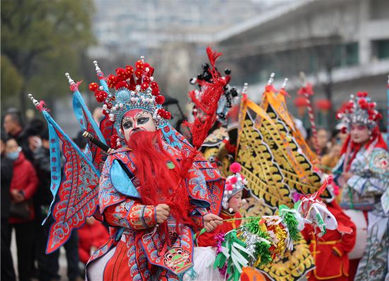 马鞍山塘南跳马灯。本报通讯员 王玉实 王志 摄